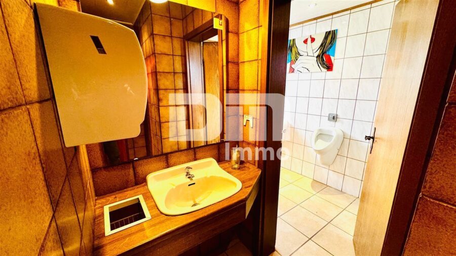 Hochwertiges effizientes Restaurant, Bar und große Wohnung mit Ausbaupotential und Terrasse - Barbereich / Herren WCs